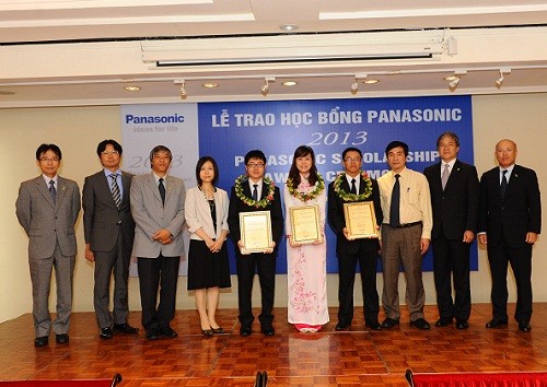 Ba sinh viên xuất sắc của Việt Nam (giữa) trong lễ trao giải học bổng du học Thạc sĩ tại Nhật Bản.